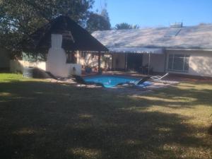 una casa con piscina en el patio en 15 On Reitz Bela bela, en Bela-Bela 41 fotos más