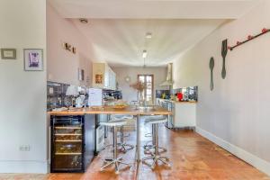 Kuchyň nebo kuchyňský kout v ubytování Maison Dix Chambres d'hôtes et Espace SPA Bien être