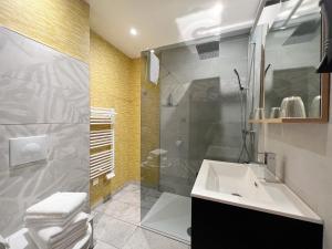 bagno con lavandino bianco e doccia di Le 240b #1 a Saint-Mard