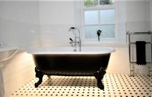 Salle de bains dans l'établissement Sawmill Cottage, Coniston Water 26 autres photos