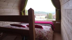 a bedroom with a bunk bed with a window at La Tana dello Scoiattolo in Murazzano