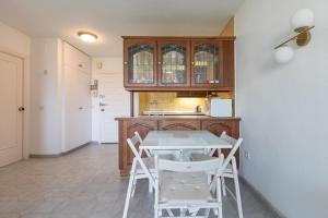 - une cuisine avec une table et des chaises dans la chambre dans l'établissement Minerva New, à Benalmádena