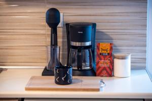 una macchinetta del caffè su un bancone con macchinetta del caffè di Anali Apartment a Ixiá