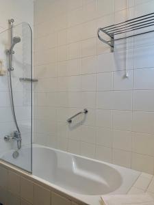 Hotel Vila Verde في كاسترو فيردي: حمام مع حوض استحمام ودش زجاجي