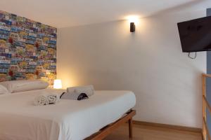 Zimmer mit einem Bett und einem Flachbild-TV in der Unterkunft Sweet Sleep Studios in Neapel