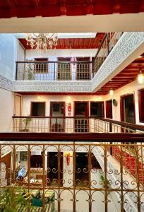 widok z balkonu budynku w obiekcie Riad Dar El Mesk w mieście Rabat
