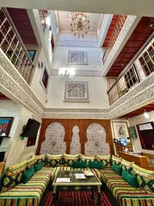 Riad Dar El Mesk في الرباط: غرفة معيشة كبيرة مع أريكة وطاولة