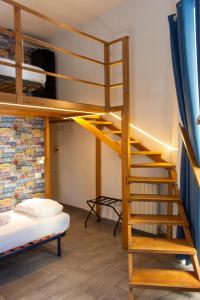Zimmer mit Etagenbetten, einem Bett und einer Treppe in der Unterkunft Sweet Sleep Studios in Neapel