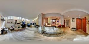 リヨンにあるホテル デュ パルクのウッドフロアの広いリビングルーム