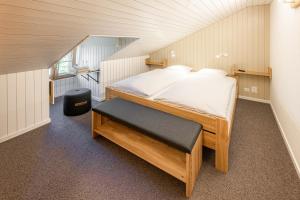 ein Schlafzimmer mit einem Bett im Dachgeschoss in der Unterkunft Hotel Nest- und Bietschhorn in Blatten im Lötschental
