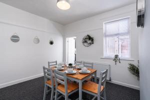 a dining room with a table and chairs at Free Parking Good Location Near Cleethorpes Beach in Grimsby