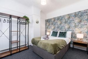 Un dormitorio con una cama con un osito de peluche. en Free Parking Good Location Near Cleethorpes Beach en Grimsby