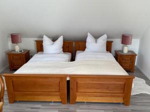 2 camas individuales en una habitación con 2 lámparas en Heimathafen - a53989 en Eckernförde