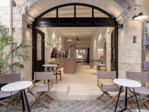 - l'accès à un restaurant avec des tables et des chaises dans l'établissement Nonnalena Boutique Hotel, à La Canée