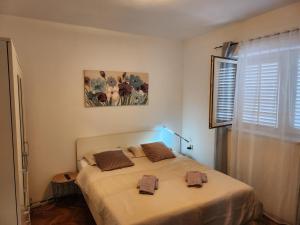 een slaapkamer met een bed met twee handdoeken erop bij Apartment Bike Corner in Zadar