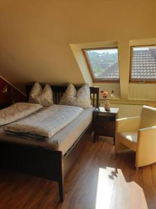 um quarto com uma cama, uma cadeira e uma janela em Lindengut Natternbach em Natternbach