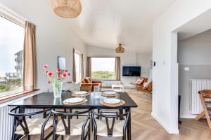 Televisyen dan/atau pusat hiburan di Vernieuwd Zeezicht Villa Zee Luxe