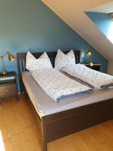 uma cama com almofadas num quarto em Lindengut Natternbach em Natternbach