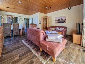 ein Wohnzimmer mit 2 Sofas und einem TV in der Unterkunft Birgits Huus in Greetsiel