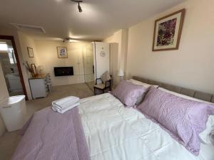 Postel nebo postele na pokoji v ubytování Large Annex in Country Home, Worcestershire