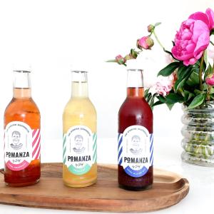 three bottles of beer on a wooden tray with flowers at Fluwine in Hooglede +6 photos