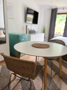 a white table and chairs in a living room at Deich Quartier 9.3 in Dorum Neufeld