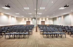 una sala de conferencias vacía con sillas en el medio en Suíte 5 estrelas Hotel Av Ibirapuera 2534 Piscina, en São Paulo