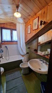un bagno con lavandino, WC e vasca di Le Grenier du Géant a Courmayeur