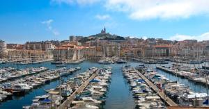 a bunch of boats parked in a harbor at Appartement tout équipé au coeur du Panier Vieux Port in Marseille