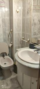 La salle de bains blanche est pourvue d'un lavabo et de toilettes. dans l'établissement Apartamento Sants de la Piedra, à Sagonte