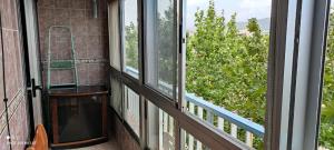 d'un balcon avec des fenêtres et une vue sur les arbres. dans l'établissement Apartamento Sants de la Piedra, à Sagonte