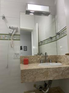 Ένα μπάνιο στο Estúdio charmoso um minuto a pé do mar +39 φωτογραφίες