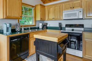 uma cozinha com armários de madeira e um balcão de madeira em Maggie Valley Vacation Rental with Hot Tub em Maggie Valley