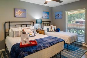 1 dormitorio con 2 camas y ventana en San Antonio Home with Private Hot Tub Pets Welcome! en San Antonio
