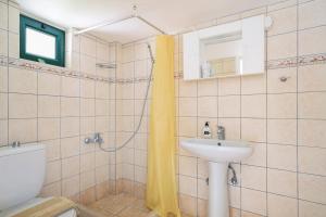 Koupelna v ubytování Vardia studio A + 16 fotografií