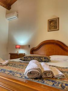 ein Schlafzimmer mit einem Bett mit Handtüchern darauf in der Unterkunft Casa Nina in Gonnesa