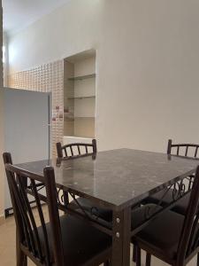 a table with three chairs and a table with at Logement entier : Appartement à Agadir in Agadir