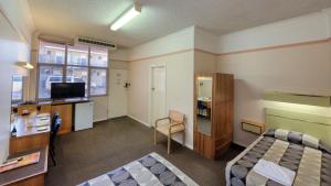 A television and/or entertainment centre at Comfort Inn Crystal Broken Hill