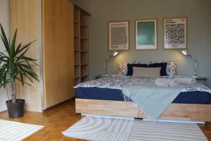 um quarto com uma cama e um vaso de plantas em Šiška Deluxe em Ljubljana