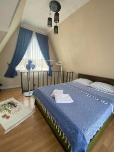 a bedroom with a blue bed and a window at DENİZE 5 DAKİKA VE DOĞA EVİ in Cesme
