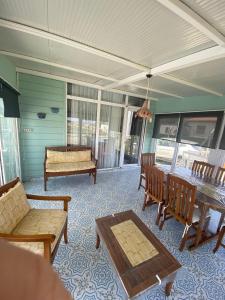 Foto dalla galleria di DENİZE 5 DAKİKA VE DOĞA EVİ a Çeşme Altre 8 foto