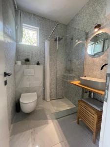ein Bad mit einer Dusche, einem WC und einem Waschbecken in der Unterkunft Studio D2 in Biograd na Moru