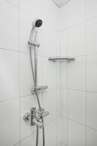 首尔现代住宅的浴室里有淋浴喷头的淋浴 更多31张照片