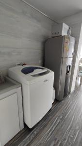 ボゴタにあるApartamento embajada americanaの洗濯機、冷蔵庫が備わります。