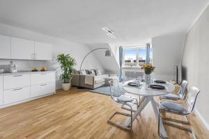 ミュンヘンにあるPRIME: Design Apartment für 4 - Zentrale Lageのキッチン、リビングルーム(テーブル、椅子付)