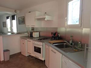 a kitchen with a sink and a stove top oven at Chez Pascal grand T2 de 55m2 indépendant dans villa in Sausset-les-Pins