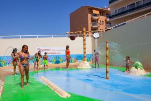 Bazén v ubytovaní BJ Playamar Hotel & Apartamentos alebo v jeho blízkosti