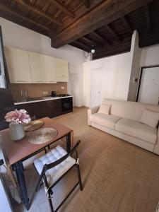 - un salon avec une table et un canapé dans l'établissement AG GUEST HOUSE, à Viterbe