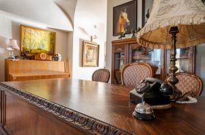 a table with a telephone on top of it at Ranczo Mustafa in Bobolin