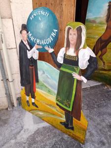 una pintura de un hombre y una mujer en un cartel en Ca' di Renzo en Macchiagodena